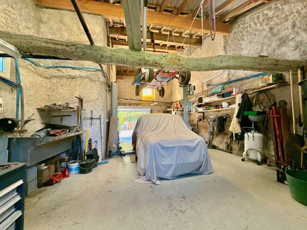 A VENDRE : MAISON FAMILIALE DE CARACTÈRE AVEC DÉPENDANCE ET BEAUX VOLUMES