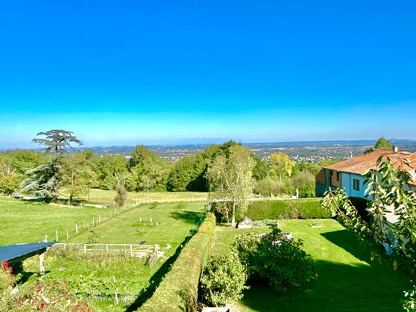 A VENDRE : MAISON FAMILIALE DE CARACTÈRE AVEC DÉPENDANCE ET BEAUX VOLUMES