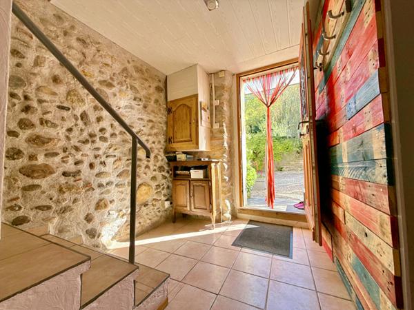 A VENDRE : MAISON FAMILIALE DE CARACTÈRE AVEC DÉPENDANCE ET BEAUX VOLUMES