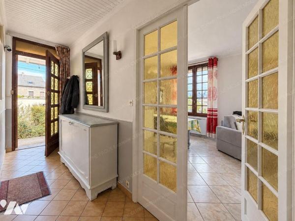 Dans quartier calme 
Maison semi mitoyenne 
Comprenant , entrée, double salon-salle à manger,...