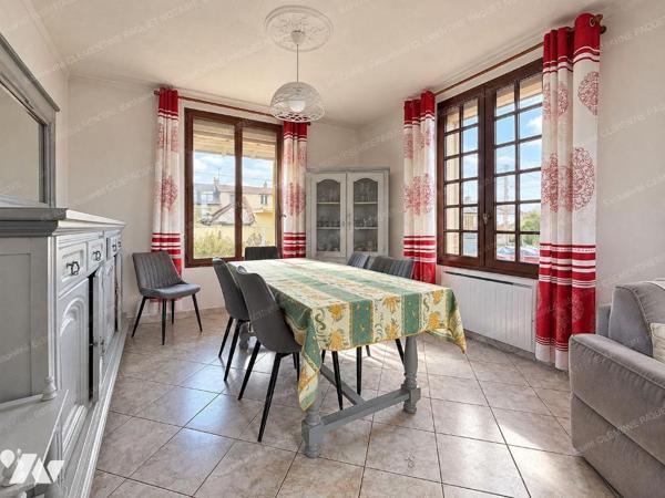 Dans quartier calme 
Maison semi mitoyenne 
Comprenant , entrée, double salon-salle à manger,...