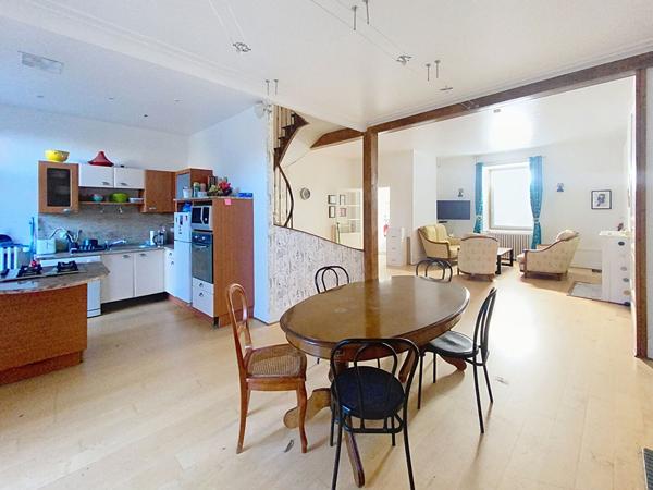 EXCLUSIVITE SOUS COMPROMIS Maison de ville centre Yssingeaux / 7 chambres terrain plus garage