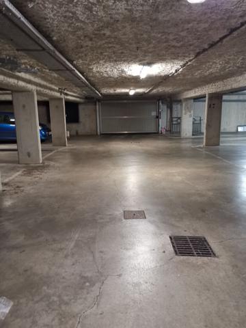Parking / box 1 pièce 12 m2