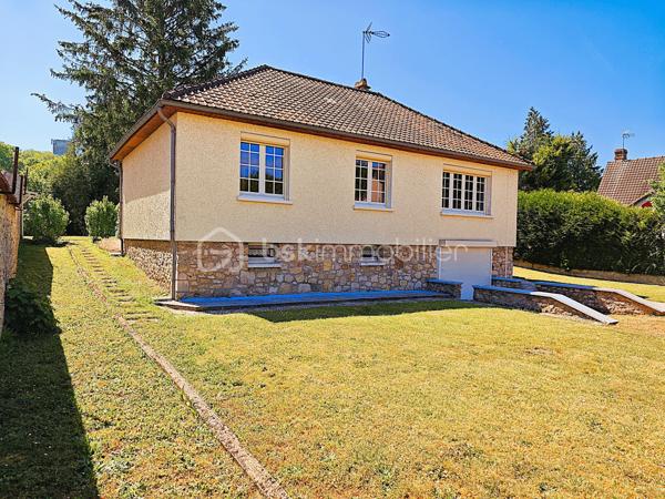 Charmante maison de plain-pied avec sous-sol total sur un terrain exceptionnel de 1457 m², entièrement constructible !
Située dans un environnement paisible, à l’abri de la circulation, cette maison d’artisan de 4 pièces vous séduira par son authenticité, sa luminosité et son potentiel rare.
D’une surface d’environ 80 m² loi Carrez, elle vous accueille par une agréable véranda qui ouvre sur une entrée desservant un vaste salon-séjour baigné de lumière, grâce à ses nombreuses fenêtres. La cuisine aménagée et équipée offre une vue imprenable sur le jardin arboré, idéal pour les amoureux de la nature.
Vous y trouverez 2 chambres confortables, un bureau parfait pour le télétravail ou une chambre d’appoint, une salle de bain fonctionnelle avec meuble vasque, ainsi qu’un WC séparé. Un grenier aménageable vous laisse entrevoir encore plus de possibilités !
Le sous-sol total de 77 m², accessible par une porte de garage motorisée en alu laqué blanc, comprend :
Un grand garage
Une chaufferie
Un atelier
Une cave
À l’extérieur, tout est pensé pour votre confort : 3 places de parking, 3 abris de jardin, une volière, plusieurs points d’eau et d’éclairage répartis sur le terrain.
Le terrain de 1457 m², clos et arboré, est entièrement constructible et divisible, offrant un potentiel rare pour un projet familial ou un investissement.

📞 Ne laissez pas passer cette opportunité !
Contactez-moi 7j/7 pour organiser votre visite et vous accompagner dans votre projet immobilier avec sérieux et convivialité.
