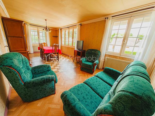 Charmante maison de plain-pied avec sous-sol total sur un terrain exceptionnel de 1457 m², entièrement constructible !
Située dans un environnement paisible, à l’abri de la circulation, cette maison d’artisan de 4 pièces vous séduira par son authenticité, sa luminosité et son potentiel rare.
D’une surface d’environ 80 m² loi Carrez, elle vous accueille par une agréable véranda qui ouvre sur une entrée desservant un vaste salon-séjour baigné de lumière, grâce à ses nombreuses fenêtres. La cuisine aménagée et équipée offre une vue imprenable sur le jardin arboré, idéal pour les amoureux de la nature.
Vous y trouverez 2 chambres confortables, un bureau parfait pour le télétravail ou une chambre d’appoint, une salle de bain fonctionnelle avec meuble vasque, ainsi qu’un WC séparé. Un grenier aménageable vous laisse entrevoir encore plus de possibilités !
Le sous-sol total de 77 m², accessible par une porte de garage motorisée en alu laqué blanc, comprend :
Un grand garage
Une chaufferie
Un atelier
Une cave
À l’extérieur, tout est pensé pour votre confort : 3 places de parking, 3 abris de jardin, une volière, plusieurs points d’eau et d’éclairage répartis sur le terrain.
Le terrain de 1457 m², clos et arboré, est entièrement constructible et divisible, offrant un potentiel rare pour un projet familial ou un investissement.

📞 Ne laissez pas passer cette opportunité !
Contactez-moi 7j/7 pour organiser votre visite et vous accompagner dans votre projet immobilier avec sérieux et convivialité.