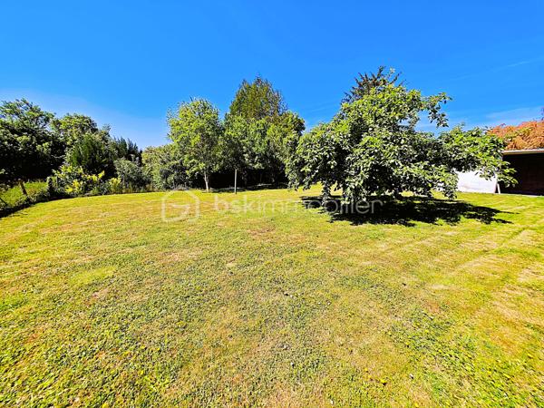 Charmante maison de plain-pied avec sous-sol total sur un terrain exceptionnel de 1457 m², entièrement constructible !
Située dans un environnement paisible, à l’abri de la circulation, cette maison d’artisan de 4 pièces vous séduira par son authenticité, sa luminosité et son potentiel rare.
D’une surface d’environ 80 m² loi Carrez, elle vous accueille par une agréable véranda qui ouvre sur une entrée desservant un vaste salon-séjour baigné de lumière, grâce à ses nombreuses fenêtres. La cuisine aménagée et équipée offre une vue imprenable sur le jardin arboré, idéal pour les amoureux de la nature.
Vous y trouverez 2 chambres confortables, un bureau parfait pour le télétravail ou une chambre d’appoint, une salle de bain fonctionnelle avec meuble vasque, ainsi qu’un WC séparé. Un grenier aménageable vous laisse entrevoir encore plus de possibilités !
Le sous-sol total de 77 m², accessible par une porte de garage motorisée en alu laqué blanc, comprend :
Un grand garage
Une chaufferie
Un atelier
Une cave
À l’extérieur, tout est pensé pour votre confort : 3 places de parking, 3 abris de jardin, une volière, plusieurs points d’eau et d’éclairage répartis sur le terrain.
Le terrain de 1457 m², clos et arboré, est entièrement constructible et divisible, offrant un potentiel rare pour un projet familial ou un investissement.

📞 Ne laissez pas passer cette opportunité !
Contactez-moi 7j/7 pour organiser votre visite et vous accompagner dans votre projet immobilier avec sérieux et convivialité.