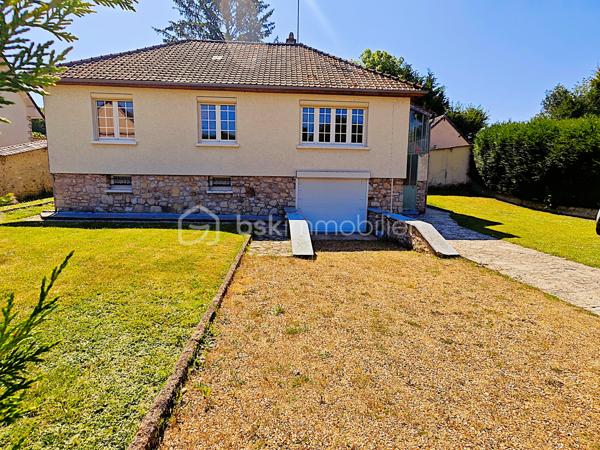 Charmante maison de plain-pied avec sous-sol total sur un terrain exceptionnel de 1457 m², entièrement constructible !
Située dans un environnement paisible, à l’abri de la circulation, cette maison d’artisan de 4 pièces vous séduira par son authenticité, sa luminosité et son potentiel rare.
D’une surface d’environ 80 m² loi Carrez, elle vous accueille par une agréable véranda qui ouvre sur une entrée desservant un vaste salon-séjour baigné de lumière, grâce à ses nombreuses fenêtres. La cuisine aménagée et équipée offre une vue imprenable sur le jardin arboré, idéal pour les amoureux de la nature.
Vous y trouverez 2 chambres confortables, un bureau parfait pour le télétravail ou une chambre d’appoint, une salle de bain fonctionnelle avec meuble vasque, ainsi qu’un WC séparé. Un grenier aménageable vous laisse entrevoir encore plus de possibilités !
Le sous-sol total de 77 m², accessible par une porte de garage motorisée en alu laqué blanc, comprend :
Un grand garage
Une chaufferie
Un atelier
Une cave
À l’extérieur, tout est pensé pour votre confort : 3 places de parking, 3 abris de jardin, une volière, plusieurs points d’eau et d’éclairage répartis sur le terrain.
Le terrain de 1457 m², clos et arboré, est entièrement constructible et divisible, offrant un potentiel rare pour un projet familial ou un investissement.

📞 Ne laissez pas passer cette opportunité !
Contactez-moi 7j/7 pour organiser votre visite et vous accompagner dans votre projet immobilier avec sérieux et convivialité.