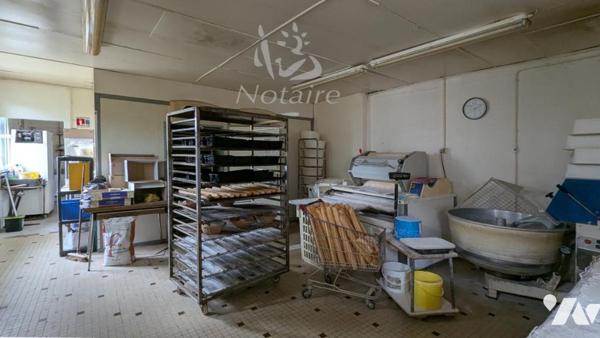 St-Pol-de-Léon hyper centre : local commercial (boulangerie) avec logement et jardin