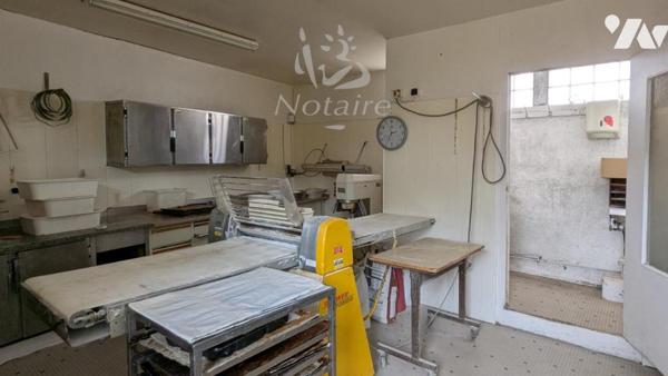 St-Pol-de-Léon hyper centre : local commercial (boulangerie) avec logement et jardin