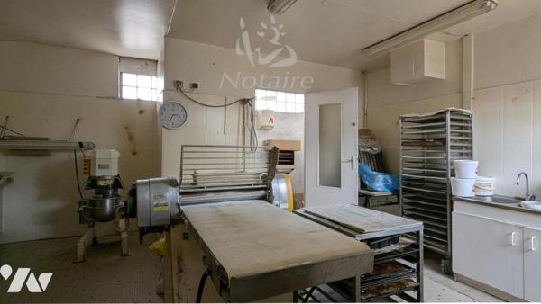 St-Pol-de-Léon hyper centre : local commercial (boulangerie) avec logement et jardin