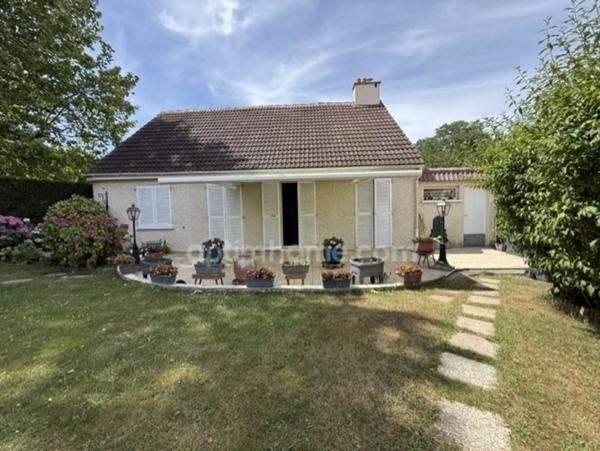 LIMOURS MAISON DANS UNE RESIDENCE TRANQUILLE 140 M² AVEC DEPENDANCE ET TERRAIN PLAT ET CLOS.PROCHE COMMODITES.