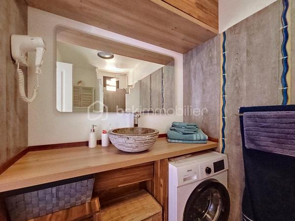 EXCLUSIVITE
Delphine MIRANDA pour BSK Immobilier
Sainte Anne - Section SEO - Résidence Pierre et Vacances
Vous souhaitez faire un investissement locatif au sein d'une résidence village vacances vouée à la location saisonnière alors j'ai l'appartement
qu'il vous faut!
Au sein de la résidence sécurisée de Pierre et Vacances bénéficiant d'un grand domaine dotée d'une cocoteraie , deux restaurants de plage ,
des animations, un club enfant, 2 piscines et un accès mer direct, cet appartement est idéal pour votre pied à terre et un investissement en
exploitation saisonnier.
Idéalement situé en bord de plage et à quelques minutes du centre-ville et des commodités vous offrez à vos vacanciers un site renommé et
recherché, et un pied à terre idyllique.
Notre appartement se compose d'une entrée avec rangements, une salle d'eau avec douche à l'italienne et toilettes, une pièce de vie
climatisée coin chambre, salon et bureau et une terrasse abritée avec cuisine aménagée vue dégagée sur le jardin de la résidence et dotée
d'une pleine vue mer directe .
Il est vendu meublé clé en main avec réservations en cours sur 2026- 2027 à reprendre.
Alors n'hésitez pas à me contacter pour de plus amples informations, accéder à la vidéo complète , merci de privilégier le premier contact par
whatsapp appel ou message .