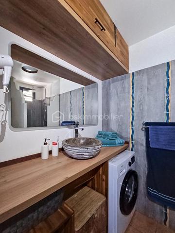 EXCLUSIVITE
Delphine MIRANDA pour BSK Immobilier
Sainte Anne - Section SEO - Résidence Pierre et Vacances
Vous souhaitez faire un investissement locatif au sein d'une résidence village vacances vouée à la location saisonnière alors j'ai l'appartement
qu'il vous faut!
Au sein de la résidence sécurisée de Pierre et Vacances bénéficiant d'un grand domaine dotée d'une cocoteraie , deux restaurants de plage ,
des animations, un club enfant, 2 piscines et un accès mer direct, cet appartement est idéal pour votre pied à terre et un investissement en
exploitation saisonnier.
Idéalement situé en bord de plage et à quelques minutes du centre-ville et des commodités vous offrez à vos vacanciers un site renommé et
recherché, et un pied à terre idyllique.
Notre appartement se compose d'une entrée avec rangements, une salle d'eau avec douche à l'italienne et toilettes, une pièce de vie
climatisée coin chambre, salon et bureau et une terrasse abritée avec cuisine aménagée vue dégagée sur le jardin de la résidence et dotée
d'une pleine vue mer directe .
Il est vendu meublé clé en main avec réservations en cours sur 2026- 2027 à reprendre.
Alors n'hésitez pas à me contacter pour de plus amples informations, accéder à la vidéo complète , merci de privilégier le premier contact par
whatsapp appel ou message .