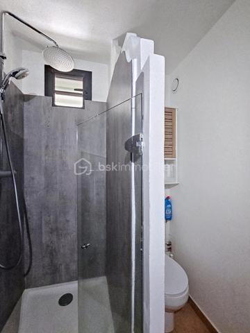 EXCLUSIVITE
Delphine MIRANDA pour BSK Immobilier
Sainte Anne - Section SEO - Résidence Pierre et Vacances
Vous souhaitez faire un investissement locatif au sein d'une résidence village vacances vouée à la location saisonnière alors j'ai l'appartement
qu'il vous faut!
Au sein de la résidence sécurisée de Pierre et Vacances bénéficiant d'un grand domaine dotée d'une cocoteraie , deux restaurants de plage ,
des animations, un club enfant, 2 piscines et un accès mer direct, cet appartement est idéal pour votre pied à terre et un investissement en
exploitation saisonnier.
Idéalement situé en bord de plage et à quelques minutes du centre-ville et des commodités vous offrez à vos vacanciers un site renommé et
recherché, et un pied à terre idyllique.
Notre appartement se compose d'une entrée avec rangements, une salle d'eau avec douche à l'italienne et toilettes, une pièce de vie
climatisée coin chambre, salon et bureau et une terrasse abritée avec cuisine aménagée vue dégagée sur le jardin de la résidence et dotée
d'une pleine vue mer directe .
Il est vendu meublé clé en main avec réservations en cours sur 2026- 2027 à reprendre.
Alors n'hésitez pas à me contacter pour de plus amples informations, accéder à la vidéo complète , merci de privilégier le premier contact par
whatsapp appel ou message .