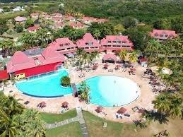 EXCLUSIVITE
Delphine MIRANDA pour BSK Immobilier
Sainte Anne - Section SEO - Résidence Pierre et Vacances
Vous souhaitez faire un investissement locatif au sein d'une résidence village vacances vouée à la location saisonnière alors j'ai l'appartement
qu'il vous faut!
Au sein de la résidence sécurisée de Pierre et Vacances bénéficiant d'un grand domaine dotée d'une cocoteraie , deux restaurants de plage ,
des animations, un club enfant, 2 piscines et un accès mer direct, cet appartement est idéal pour votre pied à terre et un investissement en
exploitation saisonnier.
Idéalement situé en bord de plage et à quelques minutes du centre-ville et des commodités vous offrez à vos vacanciers un site renommé et
recherché, et un pied à terre idyllique.
Notre appartement se compose d'une entrée avec rangements, une salle d'eau avec douche à l'italienne et toilettes, une pièce de vie
climatisée coin chambre, salon et bureau et une terrasse abritée avec cuisine aménagée vue dégagée sur le jardin de la résidence et dotée
d'une pleine vue mer directe .
Il est vendu meublé clé en main avec réservations en cours sur 2026- 2027 à reprendre.
Alors n'hésitez pas à me contacter pour de plus amples informations, accéder à la vidéo complète , merci de privilégier le premier contact par
whatsapp appel ou message .