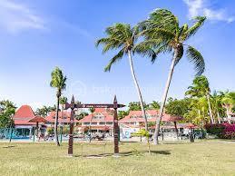 EXCLUSIVITE
Delphine MIRANDA pour BSK Immobilier
Sainte Anne - Section SEO - Résidence Pierre et Vacances
Vous souhaitez faire un investissement locatif au sein d'une résidence village vacances vouée à la location saisonnière alors j'ai l'appartement
qu'il vous faut!
Au sein de la résidence sécurisée de Pierre et Vacances bénéficiant d'un grand domaine dotée d'une cocoteraie , deux restaurants de plage ,
des animations, un club enfant, 2 piscines et un accès mer direct, cet appartement est idéal pour votre pied à terre et un investissement en
exploitation saisonnier.
Idéalement situé en bord de plage et à quelques minutes du centre-ville et des commodités vous offrez à vos vacanciers un site renommé et
recherché, et un pied à terre idyllique.
Notre appartement se compose d'une entrée avec rangements, une salle d'eau avec douche à l'italienne et toilettes, une pièce de vie
climatisée coin chambre, salon et bureau et une terrasse abritée avec cuisine aménagée vue dégagée sur le jardin de la résidence et dotée
d'une pleine vue mer directe .
Il est vendu meublé clé en main avec réservations en cours sur 2026- 2027 à reprendre.
Alors n'hésitez pas à me contacter pour de plus amples informations, accéder à la vidéo complète , merci de privilégier le premier contact par
whatsapp appel ou message .