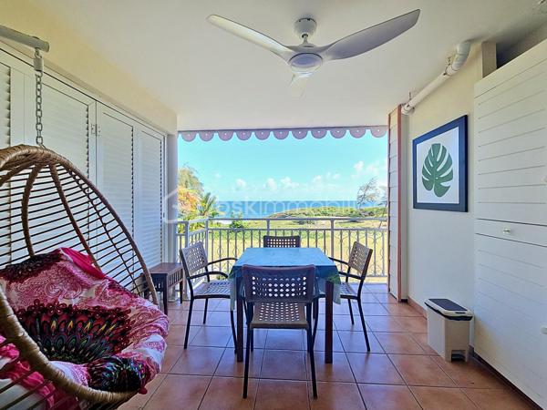 EXCLUSIVITE
Delphine MIRANDA pour BSK Immobilier
Sainte Anne - Section SEO - Résidence Pierre et Vacances
Vous souhaitez faire un investissement locatif au sein d'une résidence village vacances vouée à la location saisonnière alors j'ai l'appartement
qu'il vous faut!
Au sein de la résidence sécurisée de Pierre et Vacances bénéficiant d'un grand domaine dotée d'une cocoteraie , deux restaurants de plage ,
des animations, un club enfant, 2 piscines et un accès mer direct, cet appartement est idéal pour votre pied à terre et un investissement en
exploitation saisonnier.
Idéalement situé en bord de plage et à quelques minutes du centre-ville et des commodités vous offrez à vos vacanciers un site renommé et
recherché, et un pied à terre idyllique.
Notre appartement se compose d'une entrée avec rangements, une salle d'eau avec douche à l'italienne et toilettes, une pièce de vie
climatisée coin chambre, salon et bureau et une terrasse abritée avec cuisine aménagée vue dégagée sur le jardin de la résidence et dotée
d'une pleine vue mer directe .
Il est vendu meublé clé en main avec réservations en cours sur 2026- 2027 à reprendre.
Alors n'hésitez pas à me contacter pour de plus amples informations, accéder à la vidéo complète , merci de privilégier le premier contact par
whatsapp appel ou message .