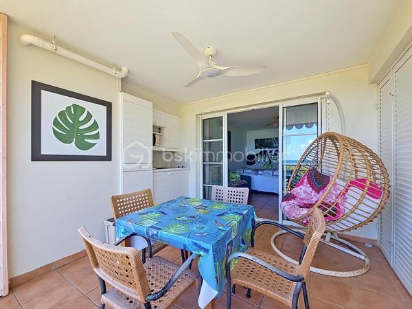 EXCLUSIVITE
Delphine MIRANDA pour BSK Immobilier
Sainte Anne - Section SEO - Résidence Pierre et Vacances
Vous souhaitez faire un investissement locatif au sein d'une résidence village vacances vouée à la location saisonnière alors j'ai l'appartement
qu'il vous faut!
Au sein de la résidence sécurisée de Pierre et Vacances bénéficiant d'un grand domaine dotée d'une cocoteraie , deux restaurants de plage ,
des animations, un club enfant, 2 piscines et un accès mer direct, cet appartement est idéal pour votre pied à terre et un investissement en
exploitation saisonnier.
Idéalement situé en bord de plage et à quelques minutes du centre-ville et des commodités vous offrez à vos vacanciers un site renommé et
recherché, et un pied à terre idyllique.
Notre appartement se compose d'une entrée avec rangements, une salle d'eau avec douche à l'italienne et toilettes, une pièce de vie
climatisée coin chambre, salon et bureau et une terrasse abritée avec cuisine aménagée vue dégagée sur le jardin de la résidence et dotée
d'une pleine vue mer directe .
Il est vendu meublé clé en main avec réservations en cours sur 2026- 2027 à reprendre.
Alors n'hésitez pas à me contacter pour de plus amples informations, accéder à la vidéo complète , merci de privilégier le premier contact par
whatsapp appel ou message .