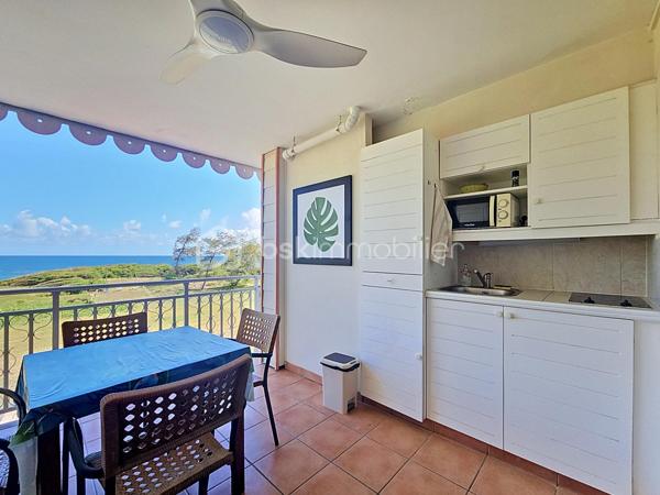 EXCLUSIVITE
Delphine MIRANDA pour BSK Immobilier
Sainte Anne - Section SEO - Résidence Pierre et Vacances
Vous souhaitez faire un investissement locatif au sein d'une résidence village vacances vouée à la location saisonnière alors j'ai l'appartement
qu'il vous faut!
Au sein de la résidence sécurisée de Pierre et Vacances bénéficiant d'un grand domaine dotée d'une cocoteraie , deux restaurants de plage ,
des animations, un club enfant, 2 piscines et un accès mer direct, cet appartement est idéal pour votre pied à terre et un investissement en
exploitation saisonnier.
Idéalement situé en bord de plage et à quelques minutes du centre-ville et des commodités vous offrez à vos vacanciers un site renommé et
recherché, et un pied à terre idyllique.
Notre appartement se compose d'une entrée avec rangements, une salle d'eau avec douche à l'italienne et toilettes, une pièce de vie
climatisée coin chambre, salon et bureau et une terrasse abritée avec cuisine aménagée vue dégagée sur le jardin de la résidence et dotée
d'une pleine vue mer directe .
Il est vendu meublé clé en main avec réservations en cours sur 2026- 2027 à reprendre.
Alors n'hésitez pas à me contacter pour de plus amples informations, accéder à la vidéo complète , merci de privilégier le premier contact par
whatsapp appel ou message .