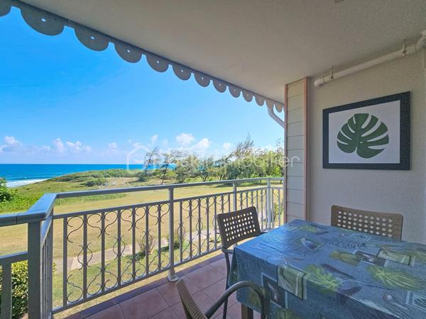 EXCLUSIVITE
Delphine MIRANDA pour BSK Immobilier
Sainte Anne - Section SEO - Résidence Pierre et Vacances
Vous souhaitez faire un investissement locatif au sein d'une résidence village vacances vouée à la location saisonnière alors j'ai l'appartement
qu'il vous faut!
Au sein de la résidence sécurisée de Pierre et Vacances bénéficiant d'un grand domaine dotée d'une cocoteraie , deux restaurants de plage ,
des animations, un club enfant, 2 piscines et un accès mer direct, cet appartement est idéal pour votre pied à terre et un investissement en
exploitation saisonnier.
Idéalement situé en bord de plage et à quelques minutes du centre-ville et des commodités vous offrez à vos vacanciers un site renommé et
recherché, et un pied à terre idyllique.
Notre appartement se compose d'une entrée avec rangements, une salle d'eau avec douche à l'italienne et toilettes, une pièce de vie
climatisée coin chambre, salon et bureau et une terrasse abritée avec cuisine aménagée vue dégagée sur le jardin de la résidence et dotée
d'une pleine vue mer directe .
Il est vendu meublé clé en main avec réservations en cours sur 2026- 2027 à reprendre.
Alors n'hésitez pas à me contacter pour de plus amples informations, accéder à la vidéo complète , merci de privilégier le premier contact par
whatsapp appel ou message .