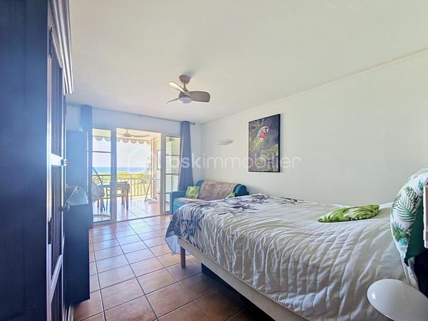 EXCLUSIVITE
Delphine MIRANDA pour BSK Immobilier
Sainte Anne - Section SEO - Résidence Pierre et Vacances
Vous souhaitez faire un investissement locatif au sein d'une résidence village vacances vouée à la location saisonnière alors j'ai l'appartement
qu'il vous faut!
Au sein de la résidence sécurisée de Pierre et Vacances bénéficiant d'un grand domaine dotée d'une cocoteraie , deux restaurants de plage ,
des animations, un club enfant, 2 piscines et un accès mer direct, cet appartement est idéal pour votre pied à terre et un investissement en
exploitation saisonnier.
Idéalement situé en bord de plage et à quelques minutes du centre-ville et des commodités vous offrez à vos vacanciers un site renommé et
recherché, et un pied à terre idyllique.
Notre appartement se compose d'une entrée avec rangements, une salle d'eau avec douche à l'italienne et toilettes, une pièce de vie
climatisée coin chambre, salon et bureau et une terrasse abritée avec cuisine aménagée vue dégagée sur le jardin de la résidence et dotée
d'une pleine vue mer directe .
Il est vendu meublé clé en main avec réservations en cours sur 2026- 2027 à reprendre.
Alors n'hésitez pas à me contacter pour de plus amples informations, accéder à la vidéo complète , merci de privilégier le premier contact par
whatsapp appel ou message .