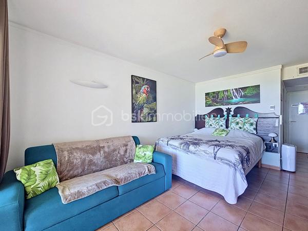 EXCLUSIVITE
Delphine MIRANDA pour BSK Immobilier
Sainte Anne - Section SEO - Résidence Pierre et Vacances
Vous souhaitez faire un investissement locatif au sein d'une résidence village vacances vouée à la location saisonnière alors j'ai l'appartement
qu'il vous faut!
Au sein de la résidence sécurisée de Pierre et Vacances bénéficiant d'un grand domaine dotée d'une cocoteraie , deux restaurants de plage ,
des animations, un club enfant, 2 piscines et un accès mer direct, cet appartement est idéal pour votre pied à terre et un investissement en
exploitation saisonnier.
Idéalement situé en bord de plage et à quelques minutes du centre-ville et des commodités vous offrez à vos vacanciers un site renommé et
recherché, et un pied à terre idyllique.
Notre appartement se compose d'une entrée avec rangements, une salle d'eau avec douche à l'italienne et toilettes, une pièce de vie
climatisée coin chambre, salon et bureau et une terrasse abritée avec cuisine aménagée vue dégagée sur le jardin de la résidence et dotée
d'une pleine vue mer directe .
Il est vendu meublé clé en main avec réservations en cours sur 2026- 2027 à reprendre.
Alors n'hésitez pas à me contacter pour de plus amples informations, accéder à la vidéo complète , merci de privilégier le premier contact par
whatsapp appel ou message .
