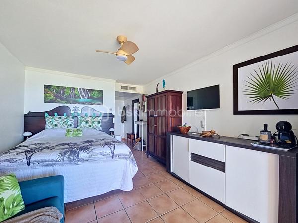 EXCLUSIVITE
Delphine MIRANDA pour BSK Immobilier
Sainte Anne - Section SEO - Résidence Pierre et Vacances
Vous souhaitez faire un investissement locatif au sein d'une résidence village vacances vouée à la location saisonnière alors j'ai l'appartement
qu'il vous faut!
Au sein de la résidence sécurisée de Pierre et Vacances bénéficiant d'un grand domaine dotée d'une cocoteraie , deux restaurants de plage ,
des animations, un club enfant, 2 piscines et un accès mer direct, cet appartement est idéal pour votre pied à terre et un investissement en
exploitation saisonnier.
Idéalement situé en bord de plage et à quelques minutes du centre-ville et des commodités vous offrez à vos vacanciers un site renommé et
recherché, et un pied à terre idyllique.
Notre appartement se compose d'une entrée avec rangements, une salle d'eau avec douche à l'italienne et toilettes, une pièce de vie
climatisée coin chambre, salon et bureau et une terrasse abritée avec cuisine aménagée vue dégagée sur le jardin de la résidence et dotée
d'une pleine vue mer directe .
Il est vendu meublé clé en main avec réservations en cours sur 2026- 2027 à reprendre.
Alors n'hésitez pas à me contacter pour de plus amples informations, accéder à la vidéo complète , merci de privilégier le premier contact par
whatsapp appel ou message .