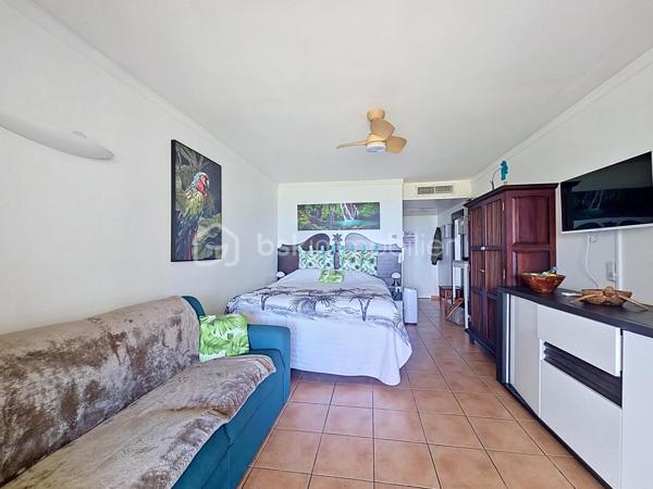 EXCLUSIVITE
Delphine MIRANDA pour BSK Immobilier
Sainte Anne - Section SEO - Résidence Pierre et Vacances
Vous souhaitez faire un investissement locatif au sein d'une résidence village vacances vouée à la location saisonnière alors j'ai l'appartement
qu'il vous faut!
Au sein de la résidence sécurisée de Pierre et Vacances bénéficiant d'un grand domaine dotée d'une cocoteraie , deux restaurants de plage ,
des animations, un club enfant, 2 piscines et un accès mer direct, cet appartement est idéal pour votre pied à terre et un investissement en
exploitation saisonnier.
Idéalement situé en bord de plage et à quelques minutes du centre-ville et des commodités vous offrez à vos vacanciers un site renommé et
recherché, et un pied à terre idyllique.
Notre appartement se compose d'une entrée avec rangements, une salle d'eau avec douche à l'italienne et toilettes, une pièce de vie
climatisée coin chambre, salon et bureau et une terrasse abritée avec cuisine aménagée vue dégagée sur le jardin de la résidence et dotée
d'une pleine vue mer directe .
Il est vendu meublé clé en main avec réservations en cours sur 2026- 2027 à reprendre.
Alors n'hésitez pas à me contacter pour de plus amples informations, accéder à la vidéo complète , merci de privilégier le premier contact par
whatsapp appel ou message .