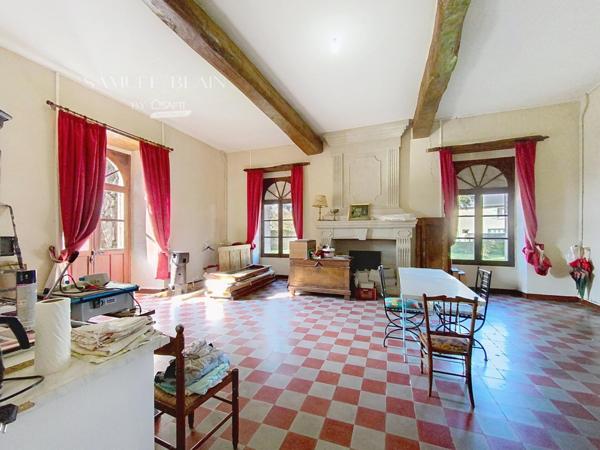 Hyper centre bourg, au calme.