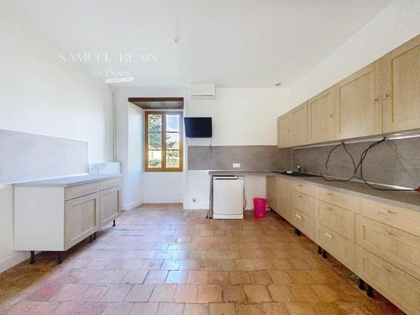 Hyper centre bourg, au calme.