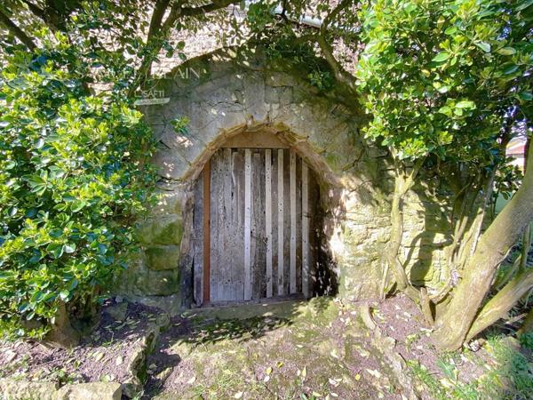 Hyper centre bourg, au calme.