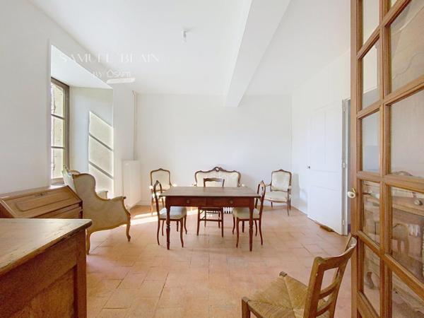 Hyper centre bourg, au calme.