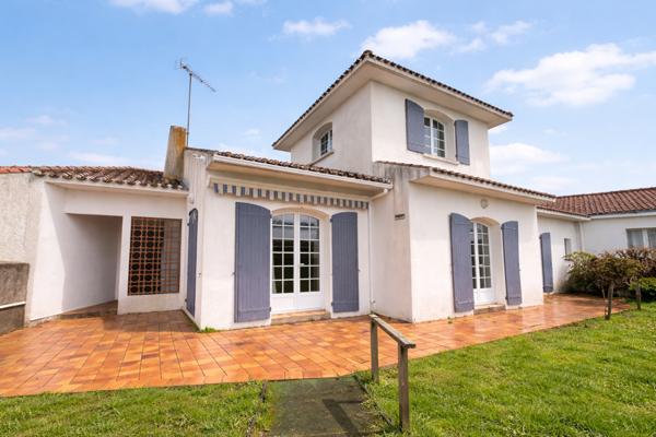 Maison d’architecte 5 chambres avec jardin clos, garage et beaux volumes – Beauvoir-sur-Mer