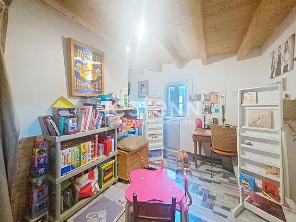 RETOURNAC ! EXCLUSIVITE Ancien corps de ferme rénové sur 1000 m2 de terrain clos et plat