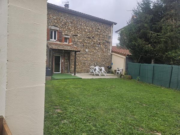 RETOURNAC ! EXCLUSIVITE Ancien corps de ferme rénové sur 1000 m2 de terrain clos et plat