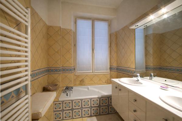 Vence, à 2 minutes à pied du centre, somptueuse villa de 321 m²