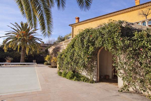 Vence, à 2 minutes à pied du centre, somptueuse villa de 321 m²