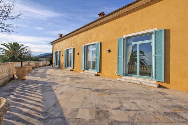 Vence, à 2 minutes à pied du centre, somptueuse villa de 321 m²