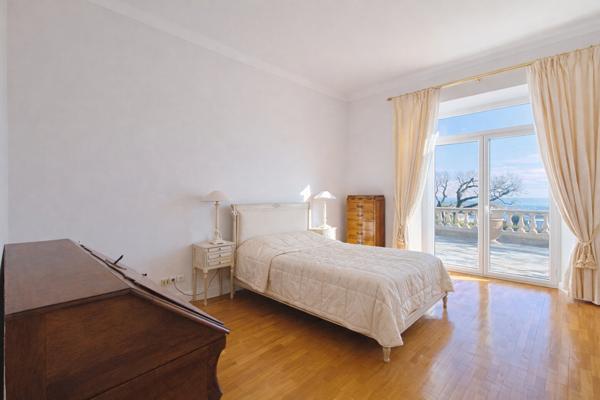 Vence, à 2 minutes à pied du centre, somptueuse villa de 321 m²
