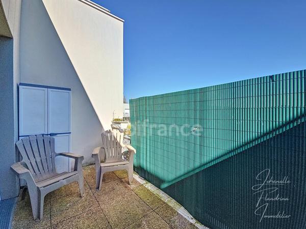 Limay, Bureaux lumineux de 56 m² – Idéal profession libérale, dernier étage, balcon, parking, résidence récente