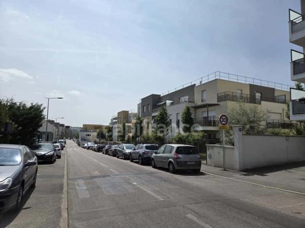 Limay, Bureaux lumineux de 56 m² – Idéal profession libérale, dernier étage, balcon, parking, résidence récente