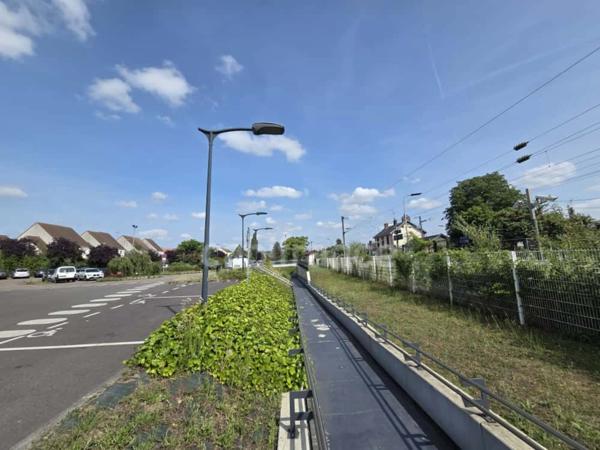Limay, Bureaux lumineux de 56 m² – Idéal profession libérale, dernier étage, balcon, parking, résidence récente