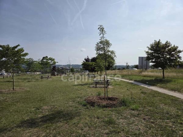 Limay, Bureaux lumineux de 56 m² – Idéal profession libérale, dernier étage, balcon, parking, résidence récente