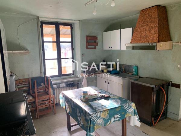 Maison en pierre à rénover avec grand terrain