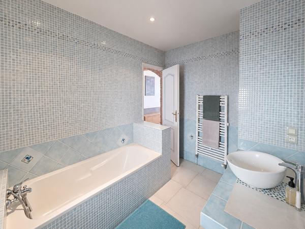 LE MANS - MAISON FAMILIALE AVEC JARDIN, DOUBLE GARAGE ET ATELIER