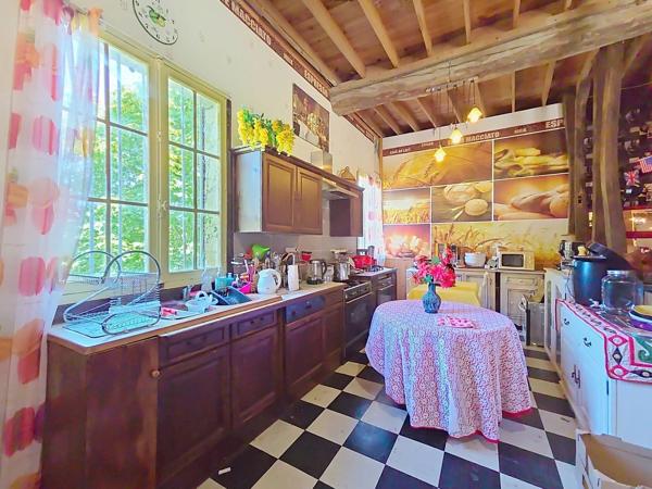 Vente                                                      Maison
                        
                     2 pièces                      170 m2                     à Montbavin