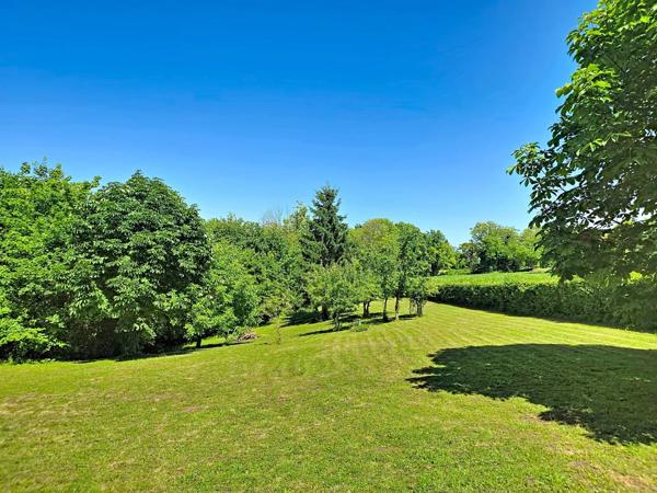 Vente                                                      Maison
                        
                     2 pièces                      170 m2                     à Montbavin