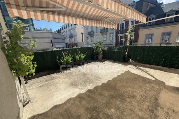 Immeuble avec restaurant et appartement