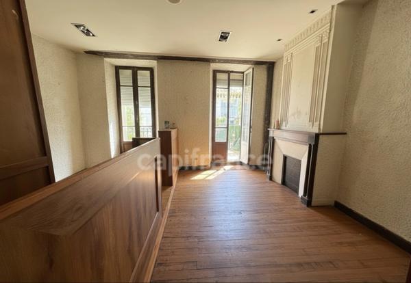 Immeuble avec restaurant et appartement