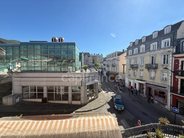 Immeuble avec restaurant et appartement